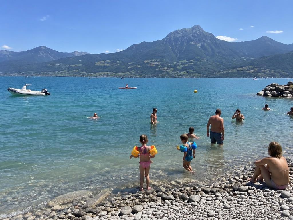 Se baigner au plan d'eau d'Embrun et au lac de Serre-Ponçon