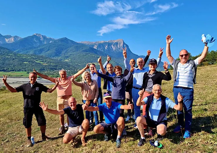 Groupe de personnes célébrant en pleine nature dans les Alpes