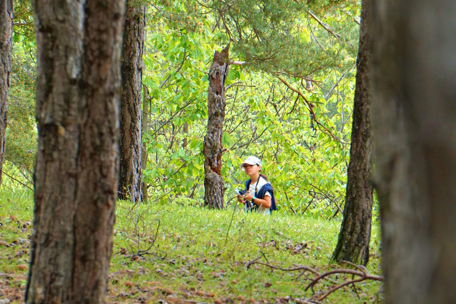 Jeune explorateur en nature