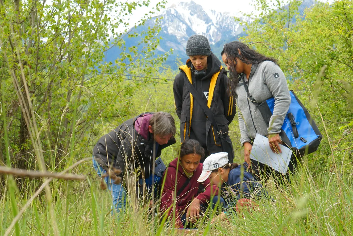 Groupe résolvant des énigmes en forêt