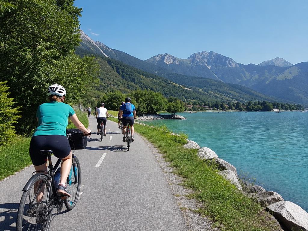 Pédaler sur la voie verte du lac